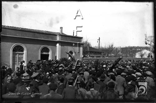Estación de tren. Numerosas personas esperando a la viuda del capitán García. Joaquín Galán Bernal. Huesca