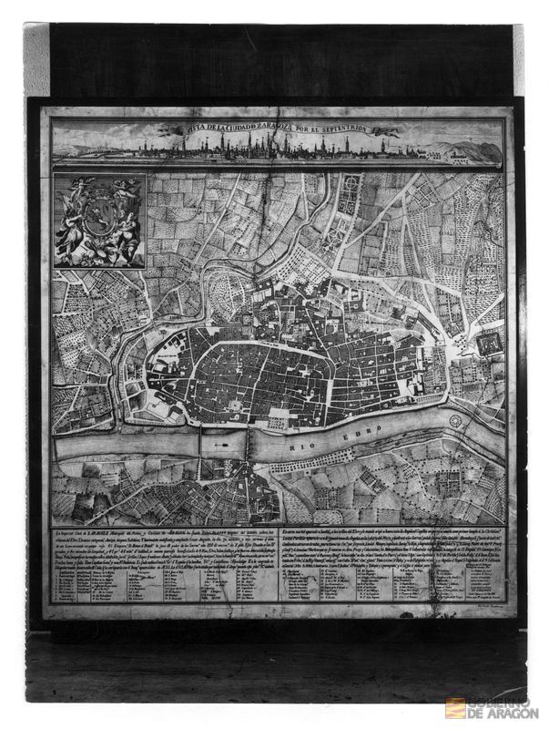 Fotografía de un plano de la ciudad de Zaragoza de 1769