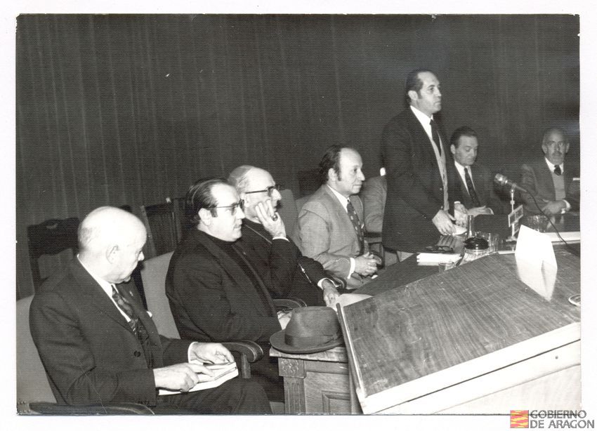 Casa Sindical, salón de actos. Asamblea interprovincial del Sindicato de Ensañanza. Preside la mesa el gobernador civil D. Ulpiano González Medina, acompañado entre otros del prelado D. Juan Ricote Alonso y D. César Gimeno Temprado. Momento de la intervención del presidente del Sindicato Nacional de Enseñanza, D. Jesús López Medel. 22 de abril. Teruel