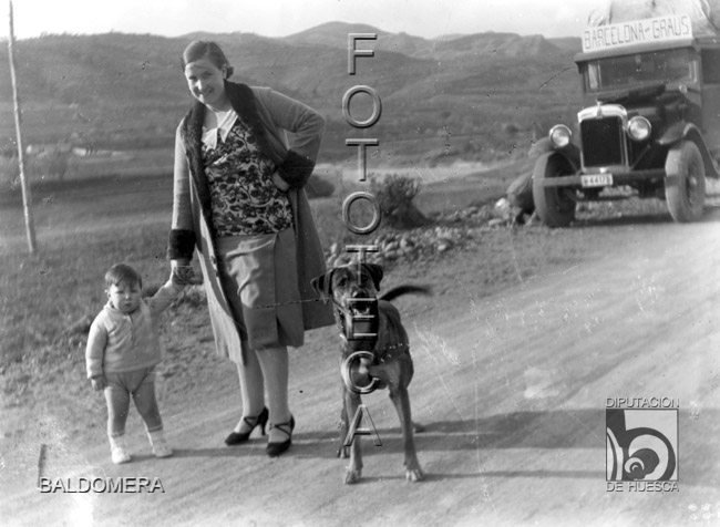 María Monclús , su hijo y el perro Berliet en un camino. Antonio López Santolaria. Graus