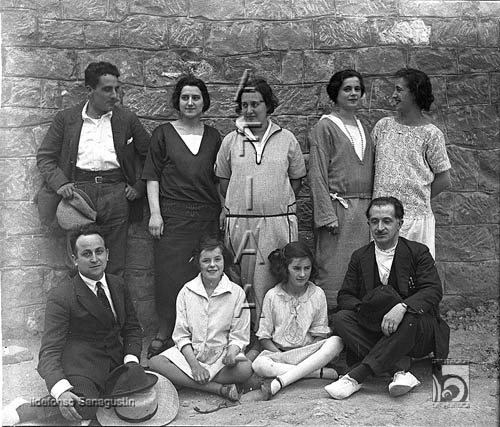 Grupo de hombres, mujeres y niñas. Ildefonso San Agustín