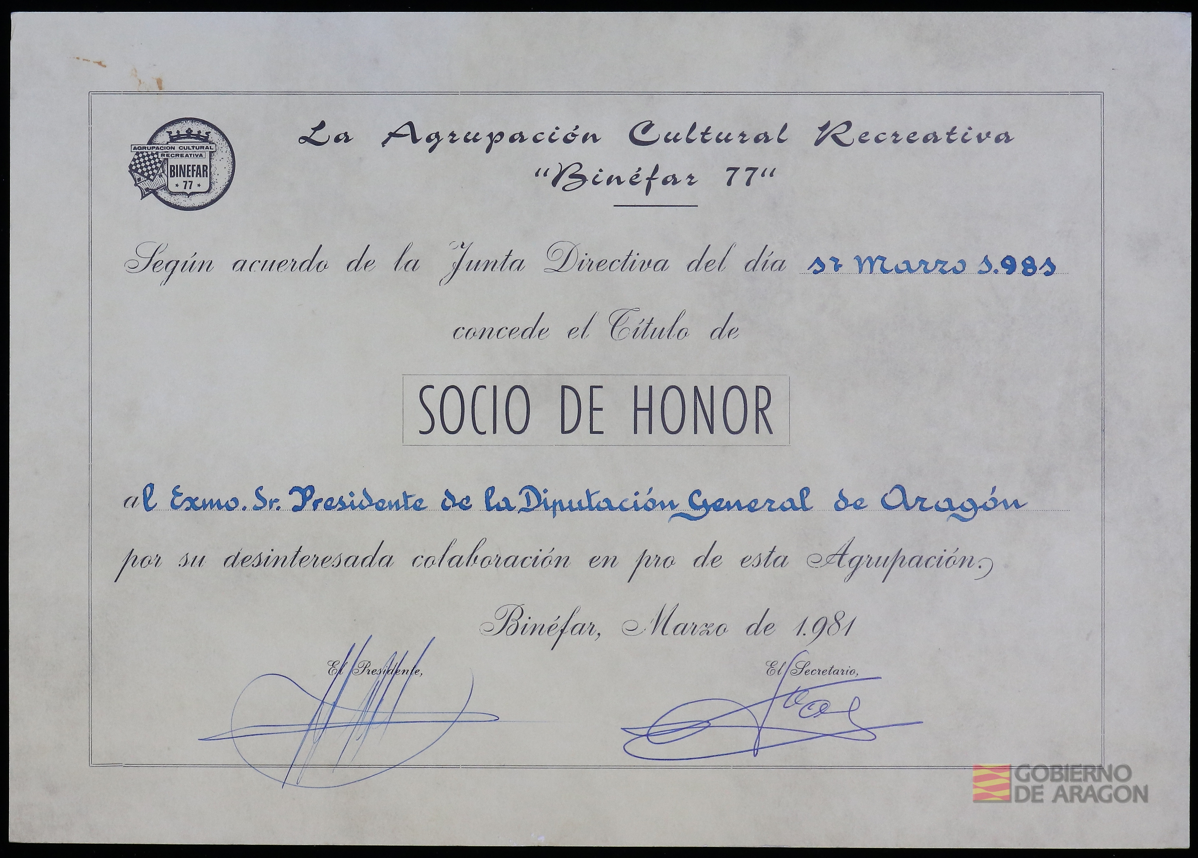 "Título de Socio de Honor" concedido al Excmo. Sr. Presidente de la Diputación General de Aragón D. Juan Antonio Bolea Foradada por su desinteresada colaboración en pro de la Agrupación Cultural Recreativa "Binéfar 77".. Agrupación Cultural Recreativa "Binéfar 77".