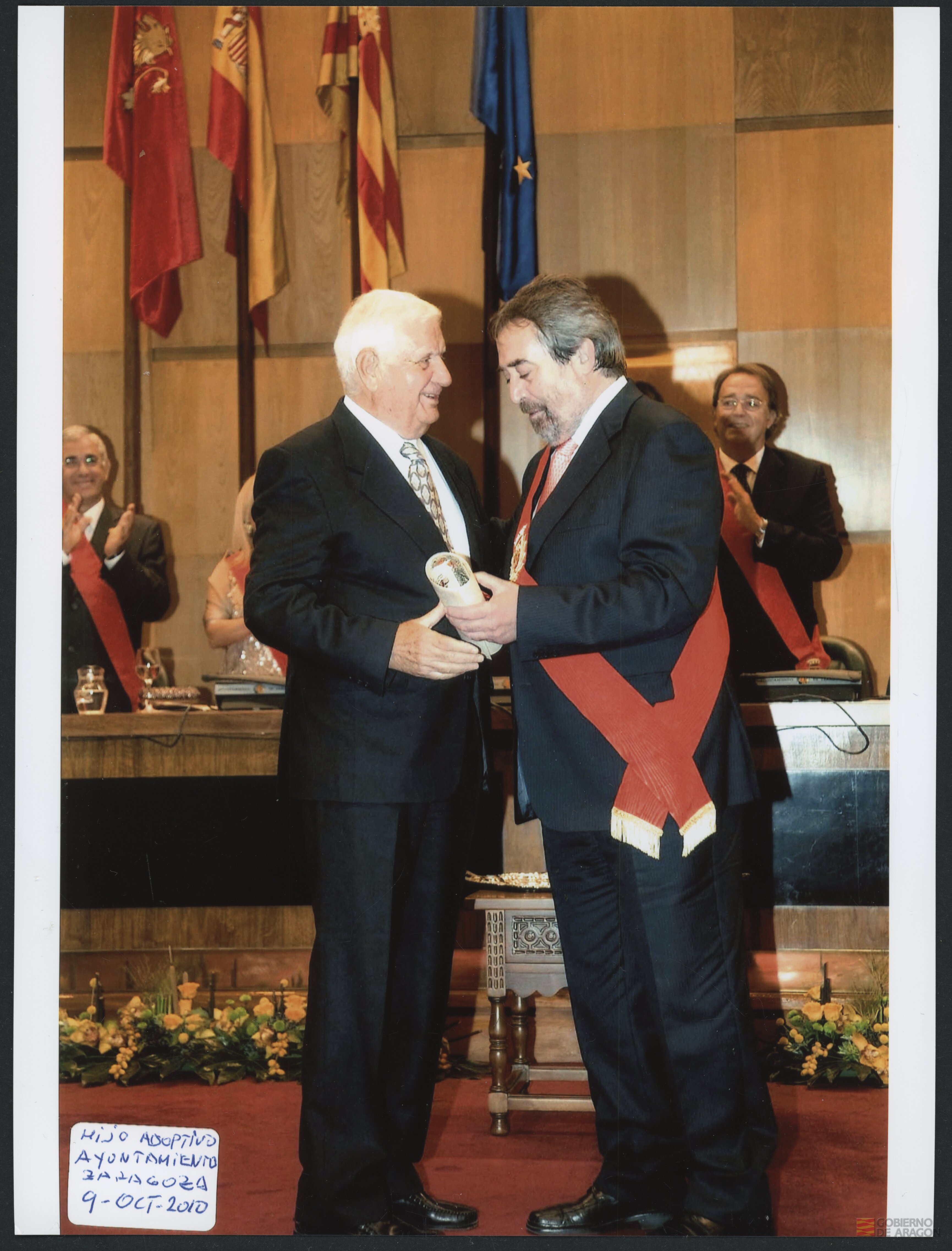 Juan Antonio Belloch, alcalde de Zaragoza, entrega el título de hijo adoptivo a Juan Antonio Bolea