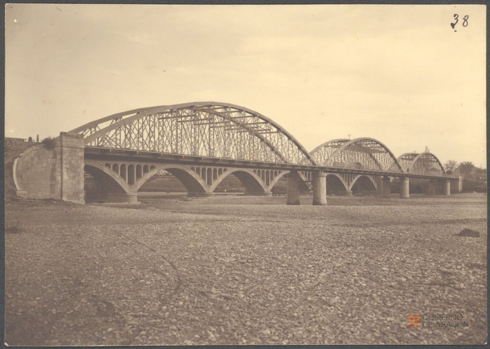 "Puente de Monzón sobre el Cinca - Km. 68 de la carretera de Huesca a Monzón. (En segundo término los puentes moderno y antiguo del ferrocarril de Zaragoza a Barcelona por Lérida)".. Martín Luesma Vallestín