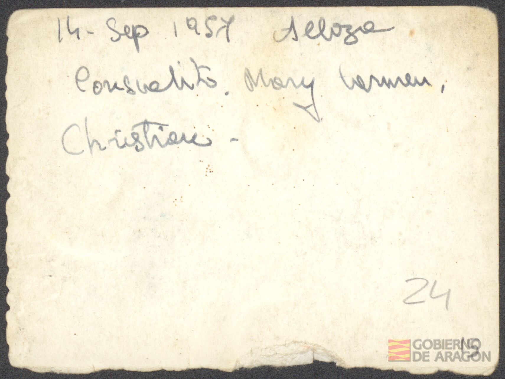 Ángel Conte Cazcarro junto con otros adolescentes apoyados en un panel con la imagen de una avioneta