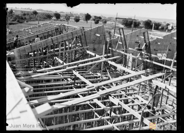 Andamiaje de la construcción del edificio del Instituto Corona de Aragón. Juan Mora Insa