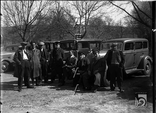 Monasterio de Piedra. Grupo de chóferes con los coches. Mariano Gómez Zamora. Calatayud