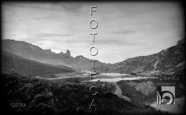 "Desde la carretera de Zaragoza a Francia. Al fondo los Mallos de Riglos". José Oltra Mera. Riglos