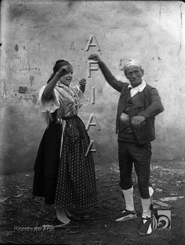 Fiesta del traje. Pareja en actitud de bailar. Ricardo del Arco y Garay. Fraga. Bajo Cinca