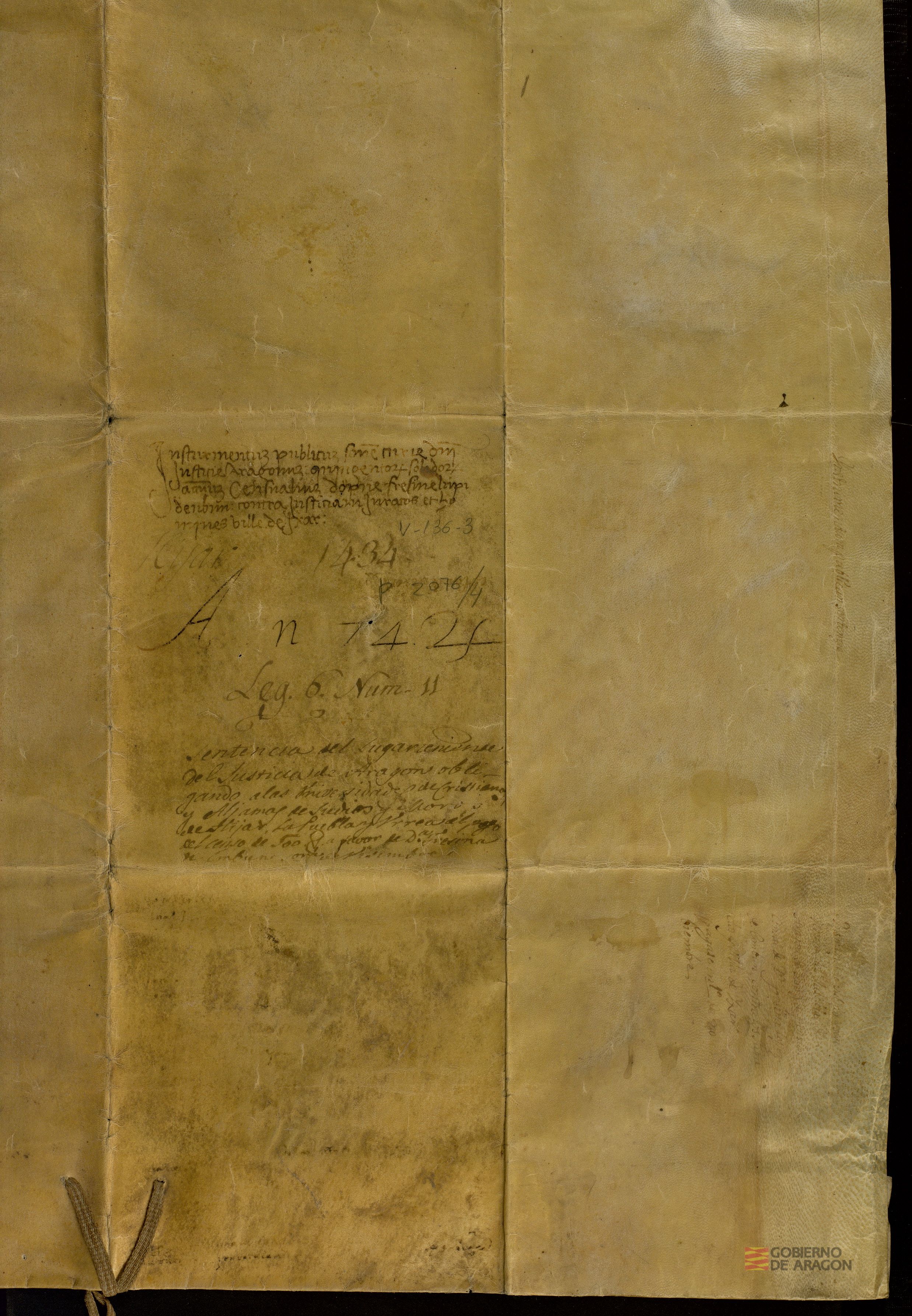 Sentencia del lugarteniente del Justicia de Aragón que obliga a los vecinos cristianos y musulmanes de Híjar, La Puebla de Híjar y Urrea de Gaén a pagar un censal de 500 sueldos jaqueses anuales a Fresina López de Embún, señora de Bisimbre.