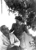 Tonón de Baldomera y María Monclús en el balcón de su casa. Antonio López Santolaria. Huesca