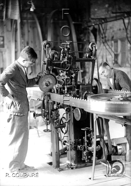 Dos hombres con una máquina en la serrería. Ricardo Compairé Escartín. Ansó