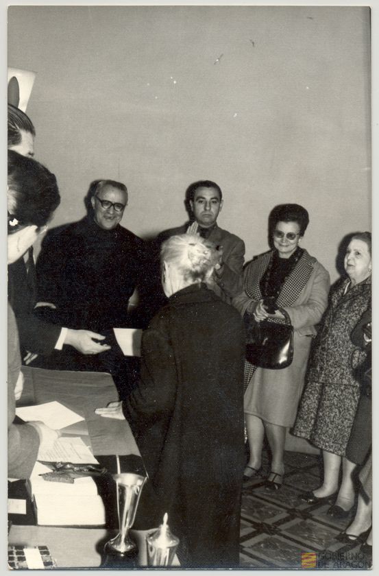 Cultura. Juventudes femeninas. Fiesta de santa Teresa de Jesús, patrona de la Sección Femenina. Acto de entrega de medallas y diplomas por Federico Trillo-Figueroa, gobernador civil de la provincia, y la delegada provincial de la Sección Femenina Rita Navarro Mínguez, a la derecha de la foto, Blanca Bejarano, inspectora de Educación, 15 de octubre. Teruel