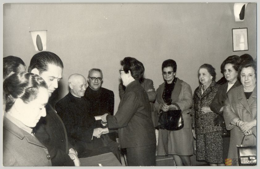 Cultura. Juventudes femeninas. Fiesta de santa Teresa de Jesús, patrona de la Sección Femenina. Acto de entrega de medallas y diplomas por Federico Trillo-Figueroa, gobernador civil de la provincia, la delegada provincial de la Sección Femenina Rita Navarro Mínguez, Emilio Rabanaque, Emilio Rabanaque, Ventura Pamplona y damas de Acción Católica, 15 de octubre. Teruel