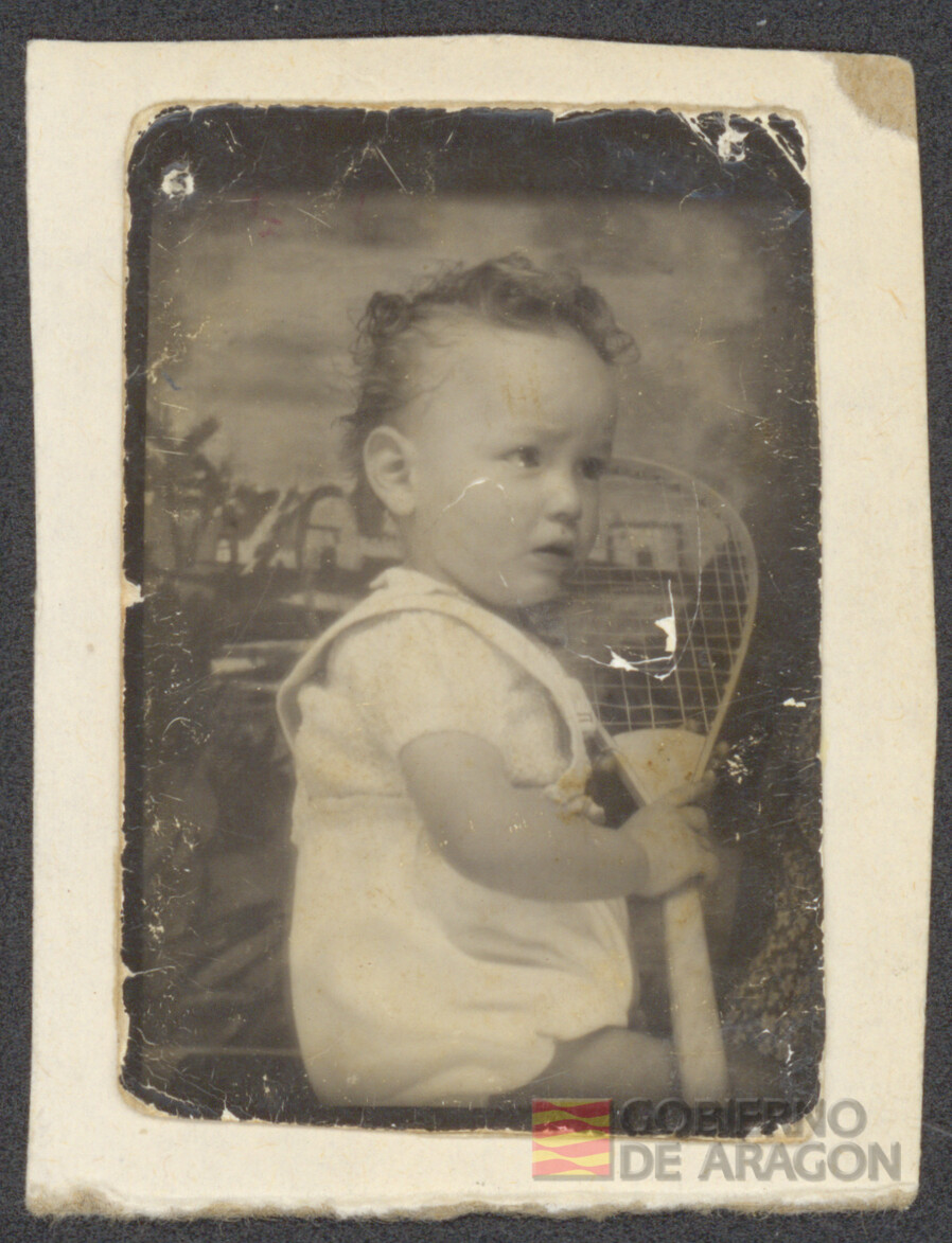 Retrato de Ángel Conte Cazcarro de niño sosteniendo una raqueta en sus manos