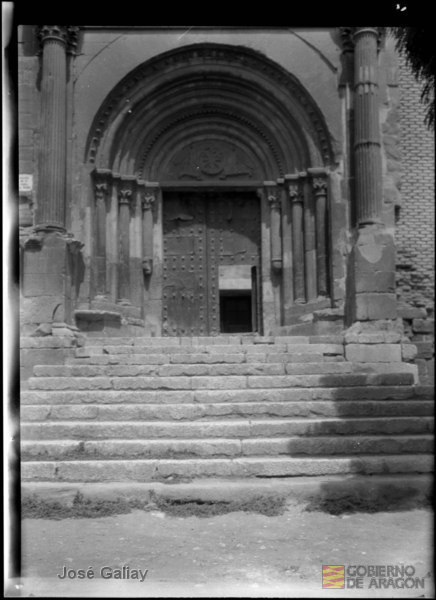 Tamarite de Litera (Huesca). Iglesia parroquial. Portada meridional románica.. José Galiay Sarañana