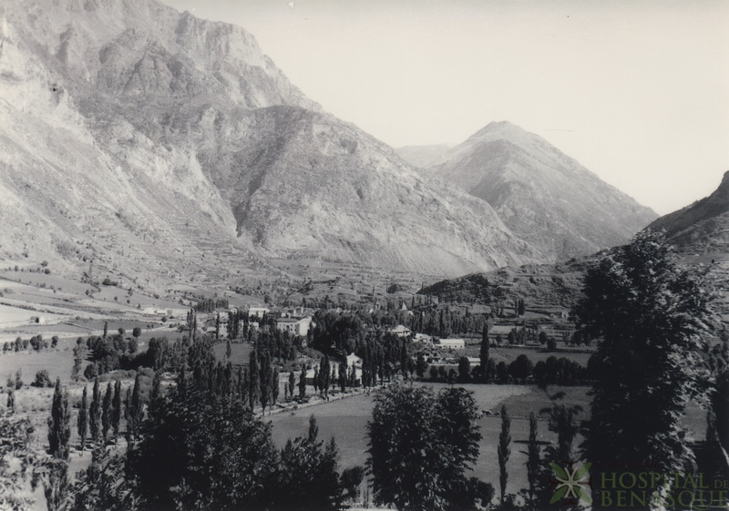 Vista de Benasque, al fondo montaña de Ixeya.