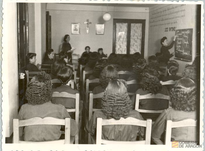 Divulgación y Asistencia. Curso de divulgadoras rurales. Militantes de Sección Femenina en una clase de formación en la Delegación Local situada en la plaza de la Marquesa (Casa de la Comunidad), construida en 1542, bajo la dirección de los maestros Juan de Rigol y Pedro de Heredia). Teruel