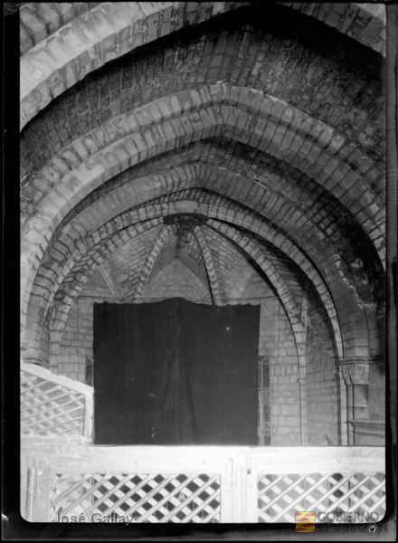 Ejea de los Caballeros (Zaragoza). Iglesia de San Salvador. Nave central con retablo cubierto. José Galiay Sarañana