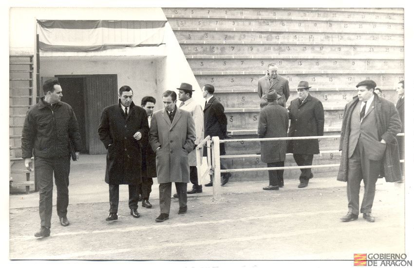 Visita a Teruel del Delegado Sindical de Educación Física y Deportes D. Juan Antonio Samaranch. Campo de deportes de la O.S. Educación y Descanso. El delegado provincial de sindicatos, D. Adolfo Masiá Martínez, informa a D. Juan Antonio Samaranch de la construcción de una pista de atletismo alrededor del terreno de juego del campo de fútbol. 12 de febrero. Teruel