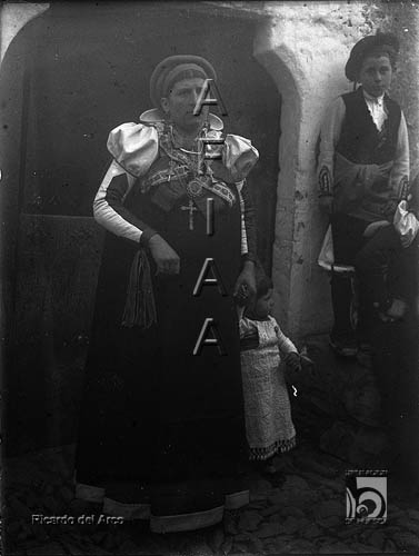 Fiesta del traje. Ansotana con dos niños. Ricardo del Arco y Garay. Ansó