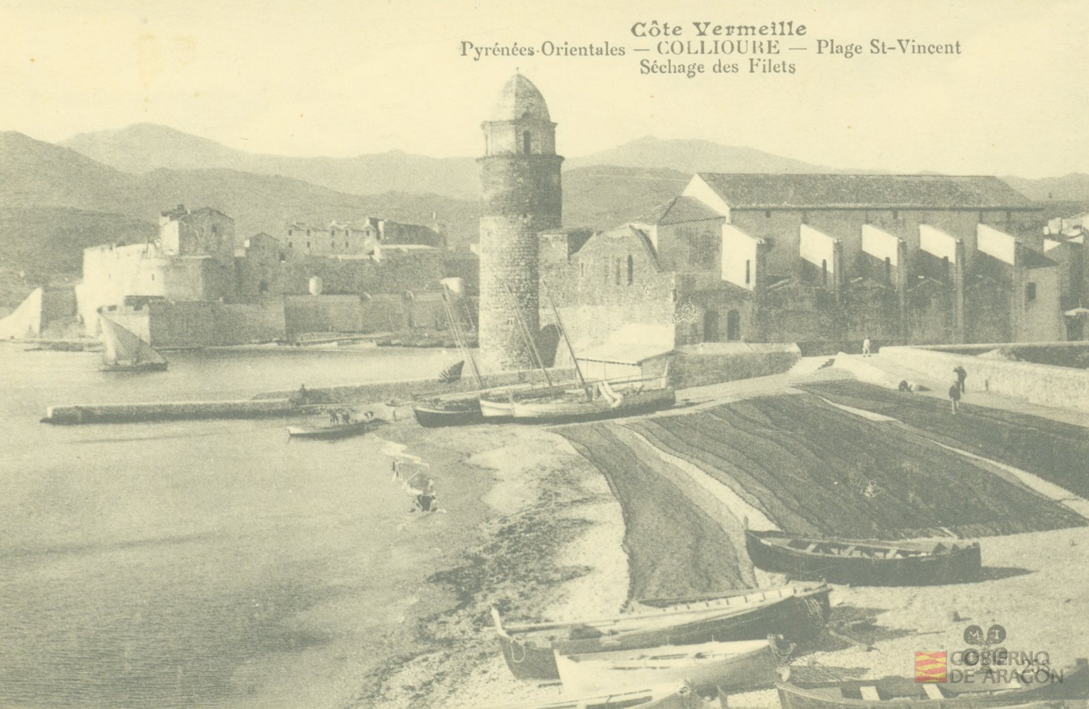 "Côte Vermeille. Pyrénées Orientales -COLLIOURE-Plage St-Vincent,Séchage des Fílets". Collioure