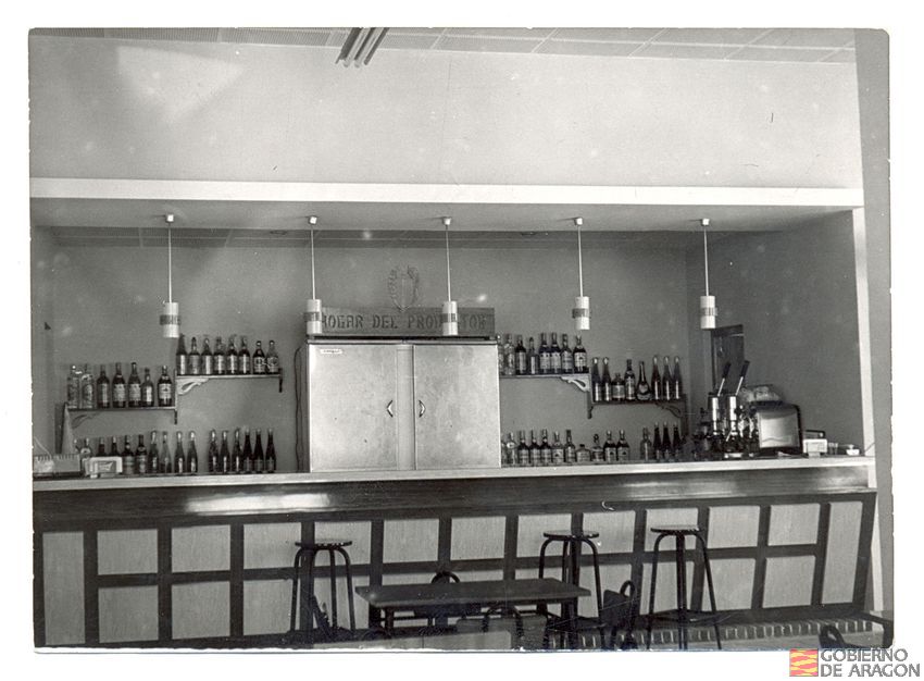 Delegación Sindical. Hogar del Productor, interior del edificio, salón con servicio de bar. Utrillas