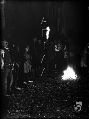 Grupo alrededor de una hoguera. Ricardo del Arco y Garay. Sena. Monegros