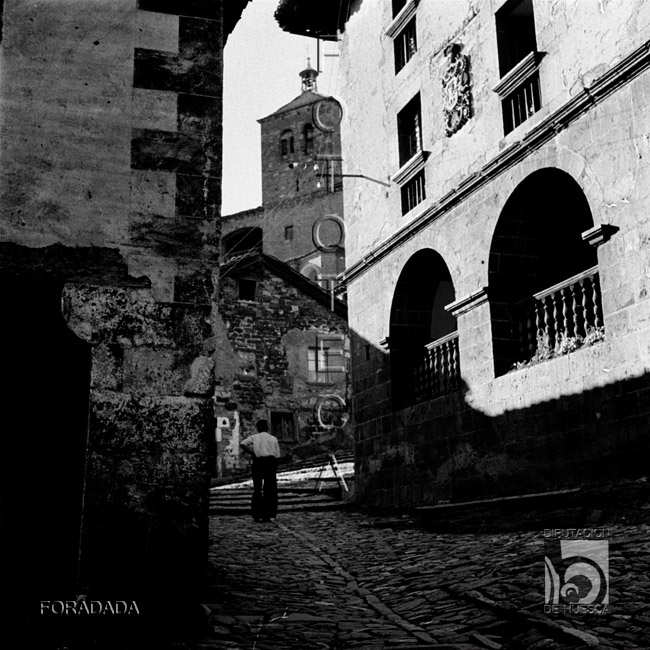 Casa López y torre de la iglesia de San Esteban. Alfonso Foradada Coll. Roncal. Valle de Roncal
