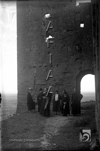 Castillo de Montearagón. Grupo posando en la entrada. Ildefonso San Agustín. Quicena