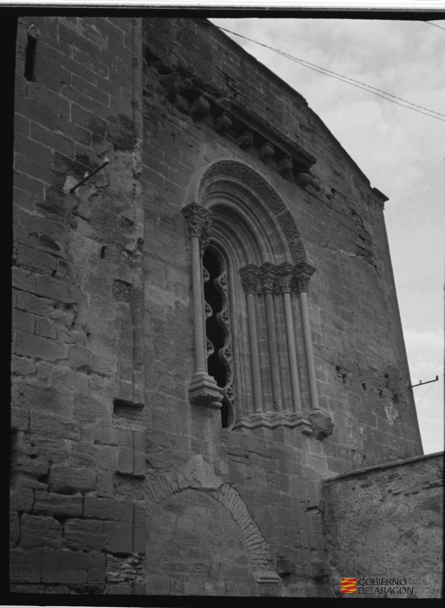 Monasterio de Sigena. Arco románico en el exterior de la iglesia