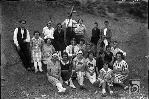 Grupo de oscenses de excursión. Ildefonso San Agustín