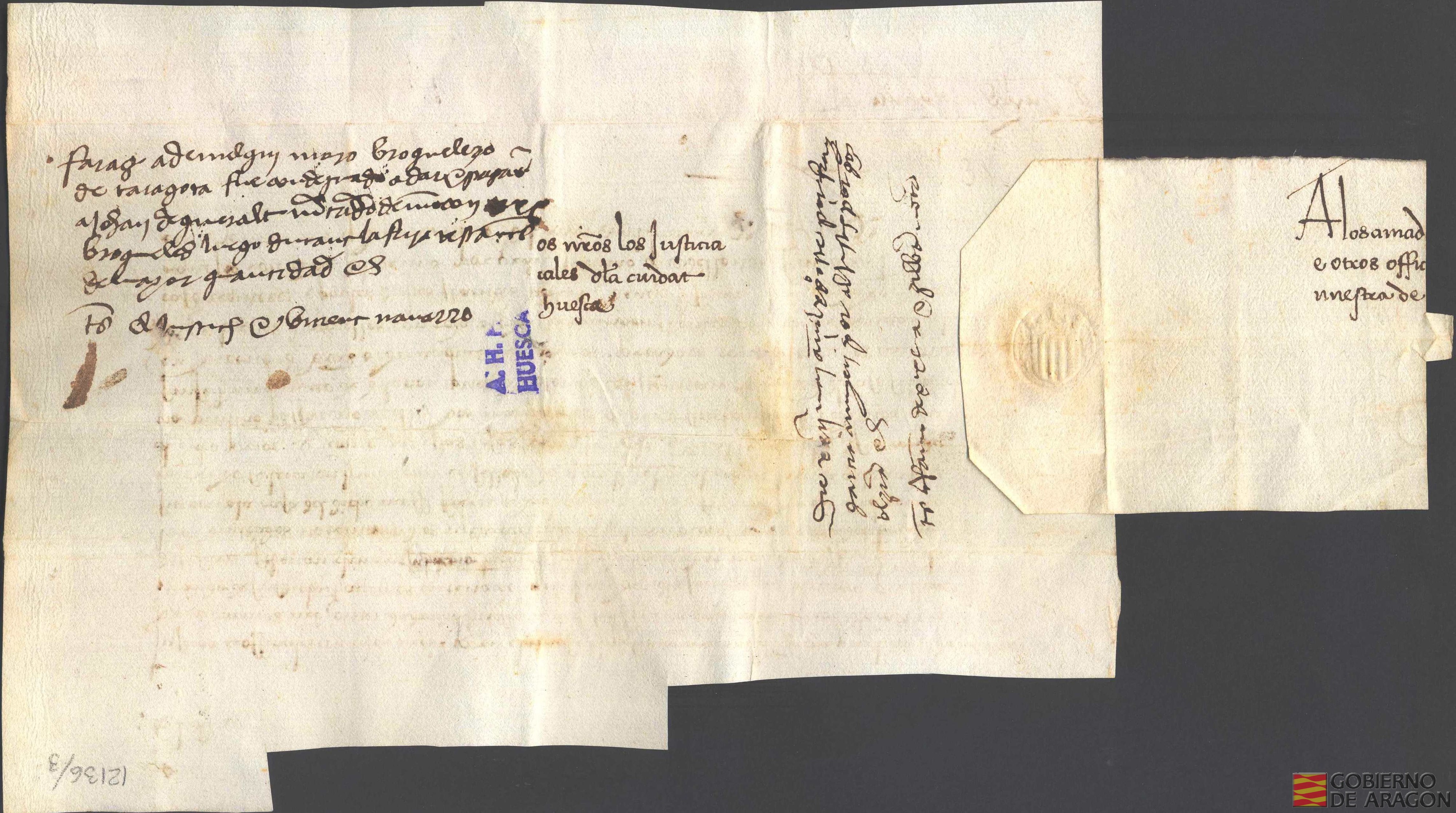 Juan II, rey de Aragón, manda al Justicia y oficiales de la ciudad de Huesca que procedan según sus ordinaciones y estatutos contra Guillén de Siscar y Esteban Climent que robaron un rocín ensillado a mosén Ferriz, comendador de Huesca.