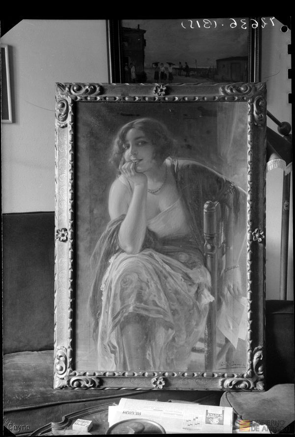 Mujer sentada con mantón