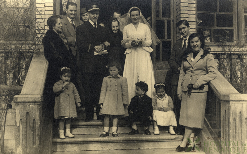 Retrato de novios de una boda con otras personas en la puerta del Gran Hotel Benasque.