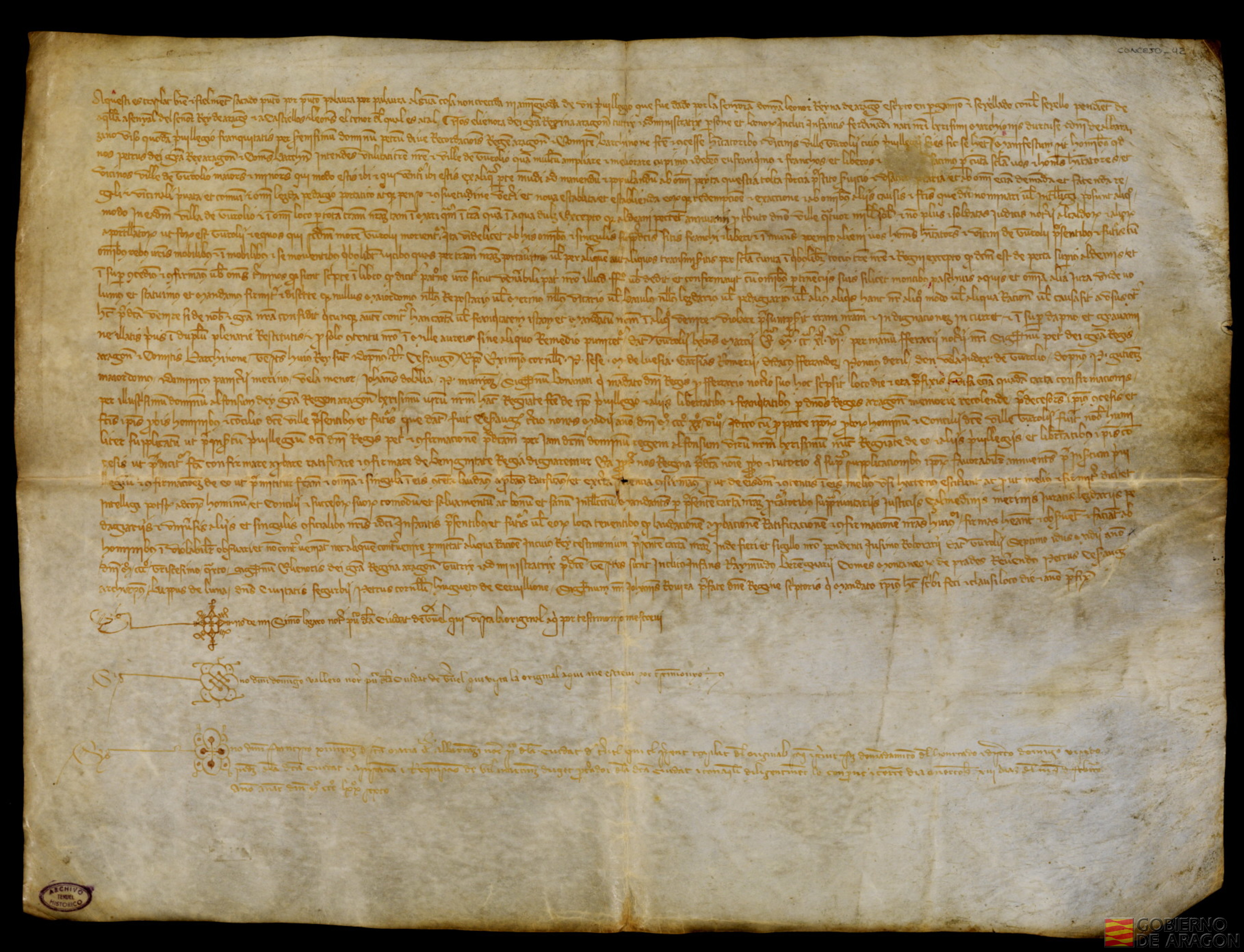 Privilegio del Rey Pedro II por el que declara a los habitantes de Teruel libres y francos de toda demanda de pecha, lezda, peage, portazgo y penso, los aldeanos pagarán anualmente al señor de la villa 4.000 sueldos y las soldadas de jueces, alcaldes, notarios etc., confirma los límites de Teruel según el fuero de Alfonso II