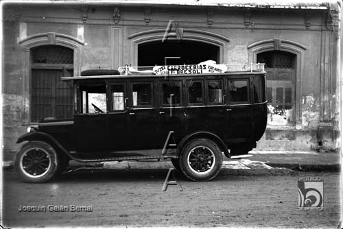 Autobús Chevrolet de la línea Sariñena-Huesca, en la parada que había en la plaza de Camo. Joaquín Galán Bernal. Huesca