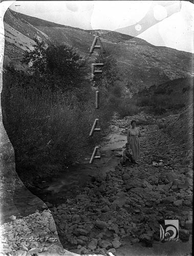 Mujer y niño al borde del río Isuela. Ricardo del Arco y Garay. Nueno. Hoya de Huesca
