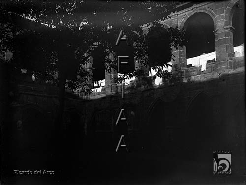 Monasterio de Santa María la Real. Vista, desde el patio, de los dos pisos del claustro. Ricardo del Arco y Garay. Fitero (Navarra)