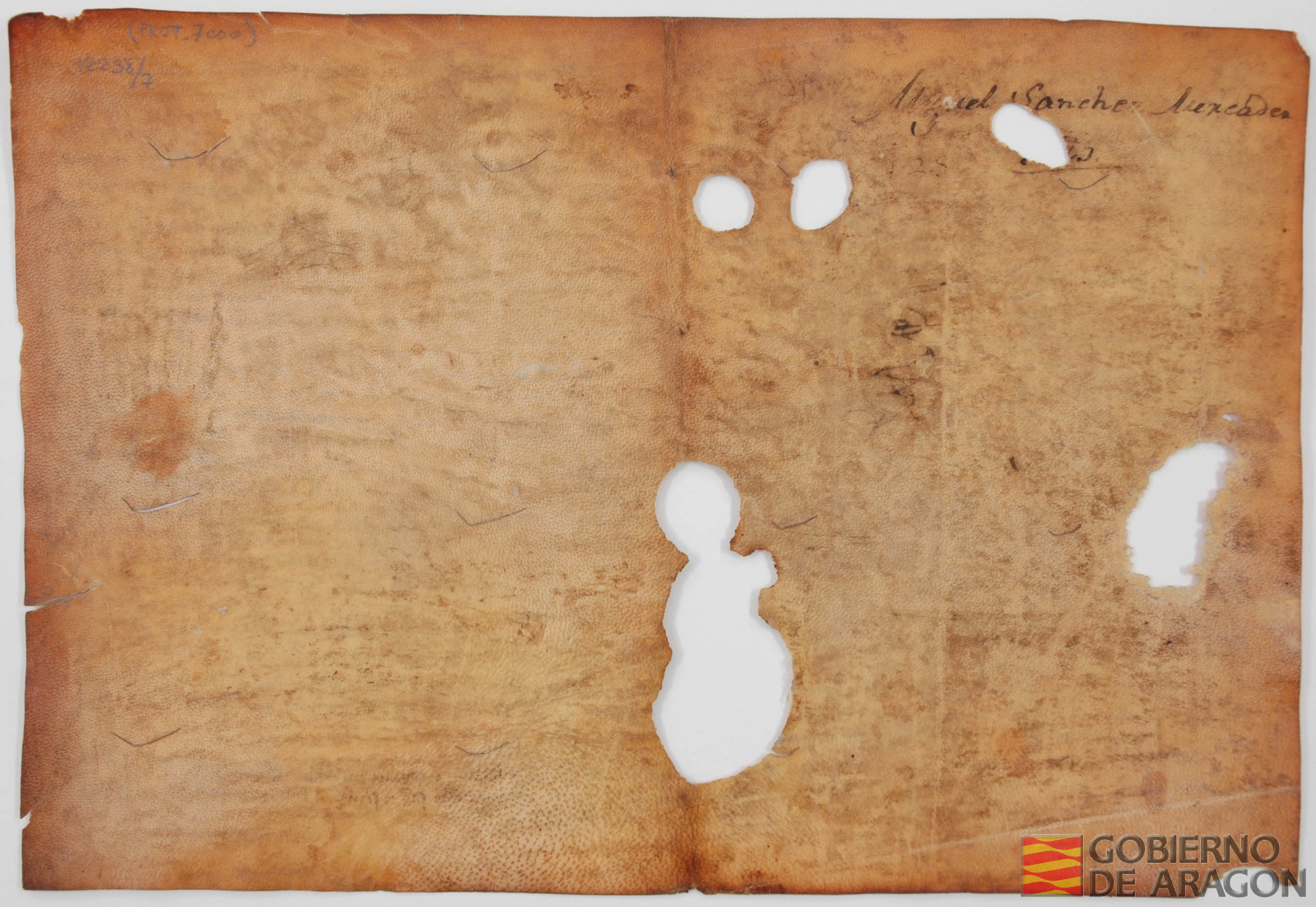 Pedro Orduenna y Clavera de Tena, vecinos de Sallent de Gállego, empeñan a Pedro de Doña Marta, vecino del mismo pueblo, dos campos en el término de dicho pueblo a cambio de 150 sueldos jaqueses.