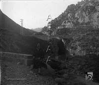 Agustina Ena en la carretera de Biescas al Valle de Tena. Ildefonso San Agustín. Biescas