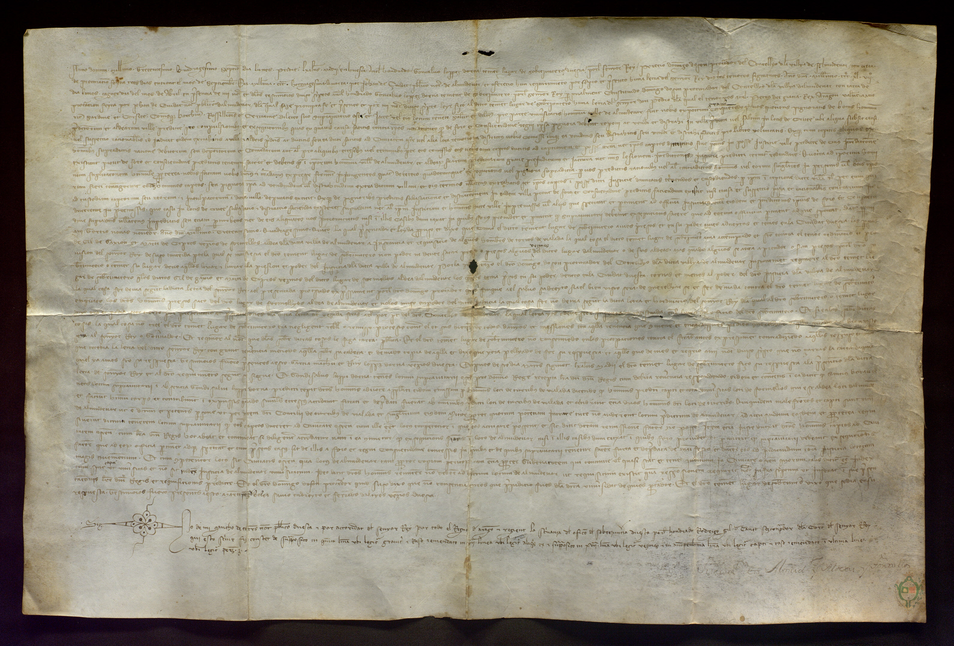 Domingo Doz, procurador del concejo de Almudévar, presenta al lugarteniente del sobrejuntero de Huesca un privilegio de Pedro IV, dado en Perpiñán el 3 de noviembre de 1345, por el que se concedía que los embargos realizados al vecindario por oficiales reales deban ser custodiados por el Justicia de Almudévar y, si se diese el caso, vendidos en la misma villa, y que los presos queden en poder del mismo Justicia