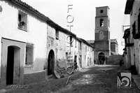 Calle y torre de la parroquia. Alfonso Foradada Coll. Santalecina