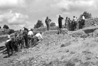 El capitán Ramón de Mesa y de Llano, en el observatorio de artillería nacional de Estrecho Quinto. Artilleros rellenando sacos terreros y construyendo parapetos. Antonio Cobos Berges
