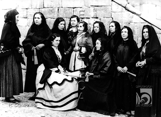 "Mozas con trajes antiguos". Ricardo Compairé Escartín. Agüero