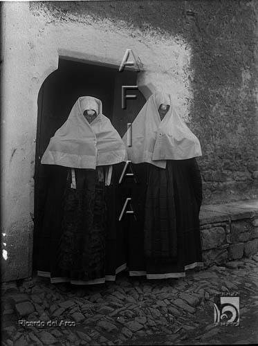 Fiesta del traje. Dos ansotanas delante de un portón. Ricardo del Arco y Garay. Ansó
