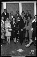 Grupo de hombres y mujeres ataviados de celebración. Joaquín Galán Bernal. Huesca