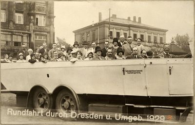 Grupo de personas en un vehículo descapotable en Dresden