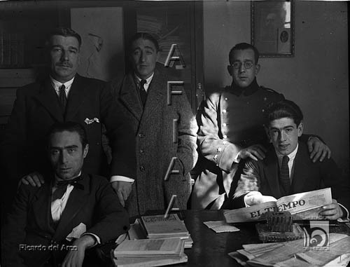 Cinco hombres en un despacho. Ricardo del Arco y Garay. Huesca