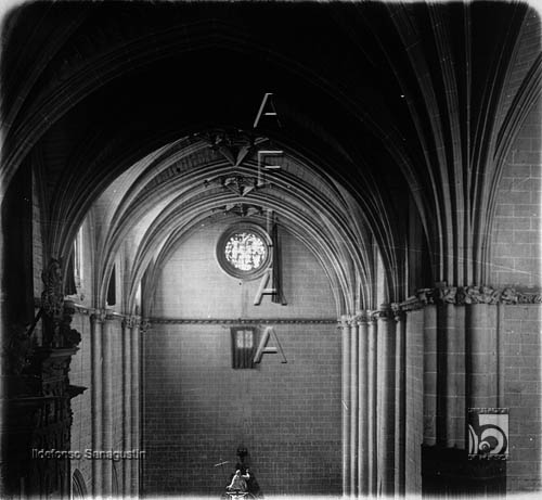 La catedral. Interior. Parte trasera de la nave central. Ildefonso San Agustín. Huesca